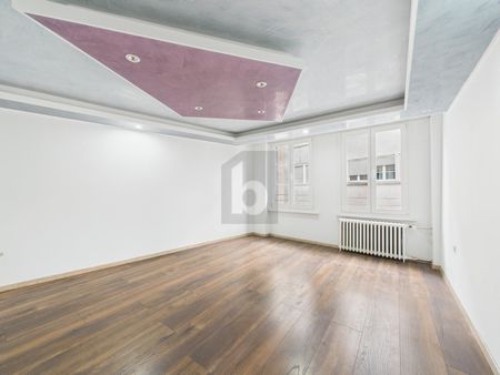 EXCLUSIVE AND FRESHLY RENOVATED - Photo 3