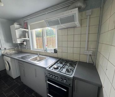 2 bedroom ground floor flat to rent - Photo 2
