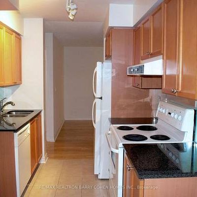 Hurontario/Burnhamthorpe Immaculate 2Bdrm Galley Kitchen Lake View - Photo 3