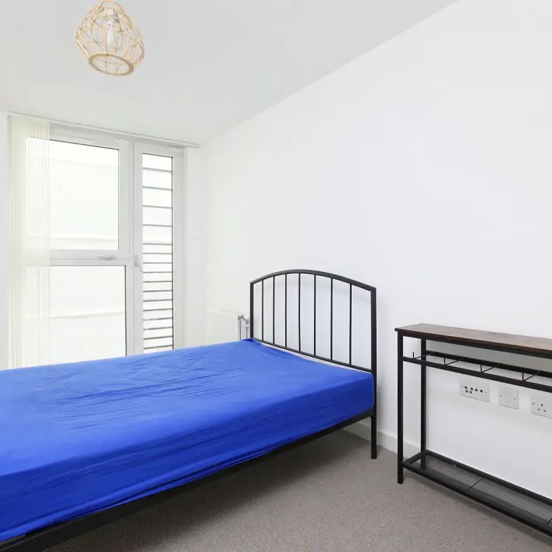 2 bedroom flat in 11 Hardwicks Square - Photo 1