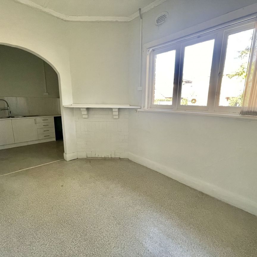 Only Minutes from Shops, Public Transport and Freeway Access! - Photo 1