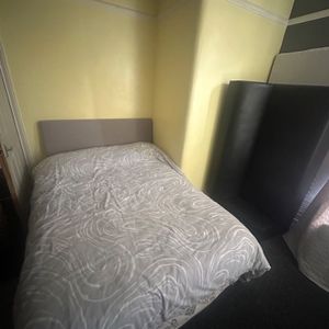 Room in a Shared Flat, Richmond Road, E11 - Photo 2