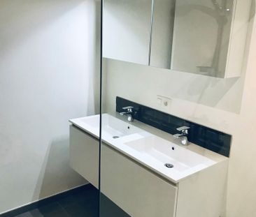 Centraal gelegen recent, lichtrijk appartement met 2 slaapkamers - Photo 6