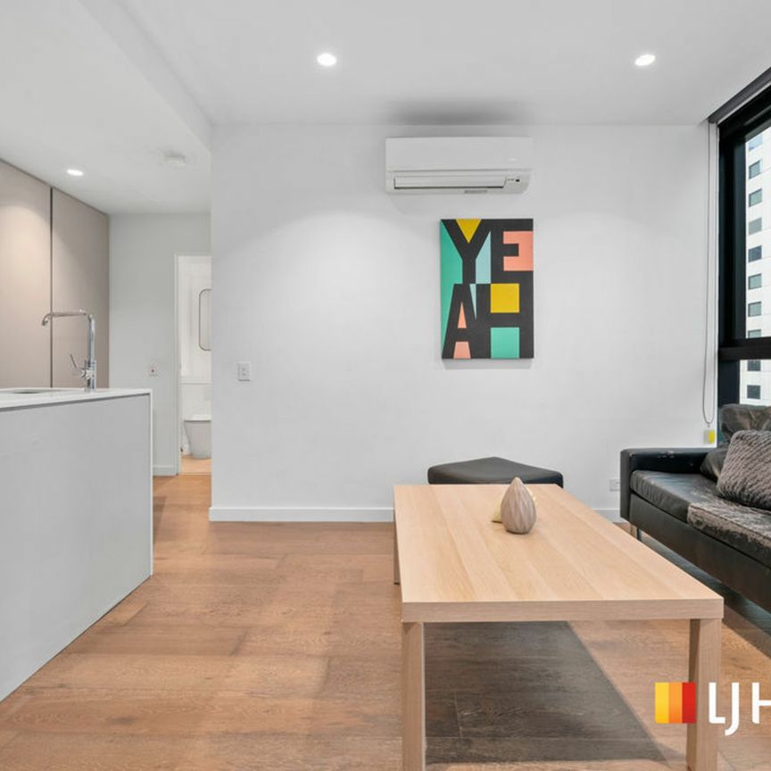 Modern Partially Furnished 2-Bedroom Apartment with Premium Amenities in Melbourne CBD - Photo 1