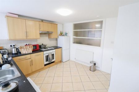 1 bedroom in a house share to rent - Photo 5