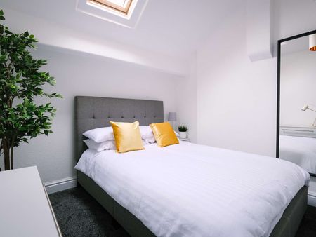 Gorgeous 5 bedroom home located in the heart of Lancaster. Bedroom 1 - Photo 4