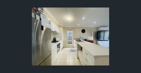 Modern 4 Bedroom Family Home in Quiet area - Photo 3