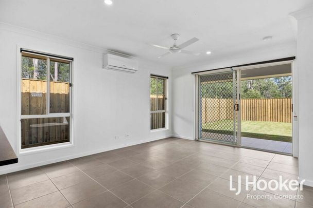 Modern Family Living in Jimboomba - Photo 1