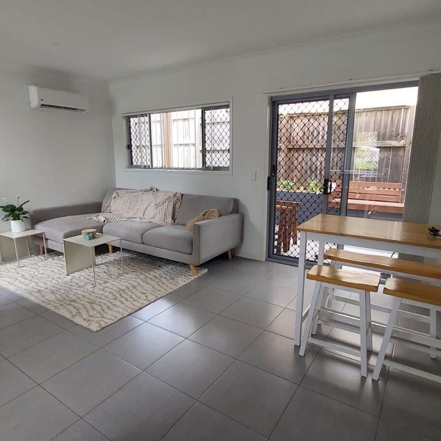 Helensvale - Photo 1