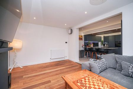 5 bedroom detached house to rent - Photo 4