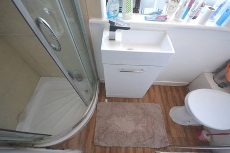 1 bedroom Flat To Let - Photo 2