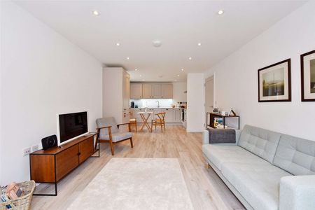 A ground floor two bedroom apartment in a newly converted gated development - Photo 2