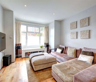 A fantastic five bedroom family house located on a quiet residential road in Wimbledon Park. - Photo 4