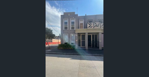 Large Bright Townhouse in the heart of North Melbourne - Photo 1