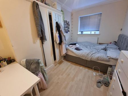 4 bedroom flat to rent - Photo 4