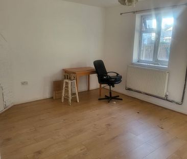 3 Bed Terraced House, Denmark Street, E13 - Photo 4