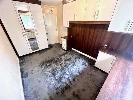 2 bedroom Flat To Let - Photo 2