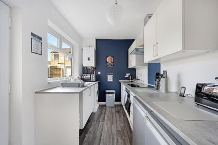 1 bedroom in a house share to rent - Photo 4