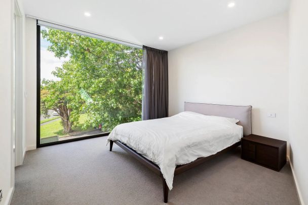 Luxury Living on the Park - Private Lift Access to Each Floor of Property. - Photo 1