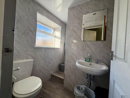 1 bedroom in a house share to rent - Photo 3