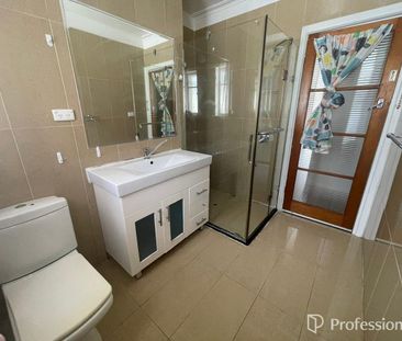 Prime Main Road Location - Spacious Family Home Close to Schools & ... - Photo 4