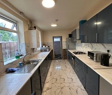 4 bedroom house, 3 en-suite rooms - Photo 6