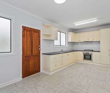 Spacious Living in a Prime West Footscray Location - Photo 3