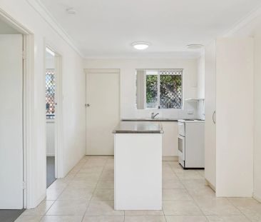 2 bedroom 1 bathroom upper-level apartment close to the beach - Photo 6