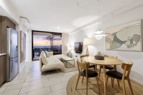 Modern furnished Mooloolaba Apartment with Panoramic Hinterland Views - Photo 1