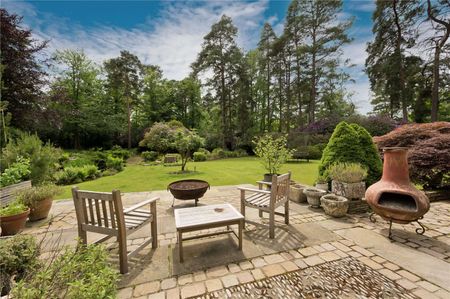 A 'Tarrant' home providing well proportioned and spacious accommodation and set in south facing grounds of about 2 acres on the main island of Wentworth Estate. - Photo 4