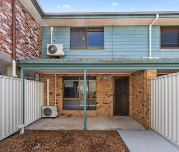 Spacious two level townhouse - Photo 4
