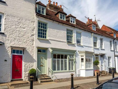 An impressive Grade II listed home in the heart of Westerham, overlooking The Green - Photo 2