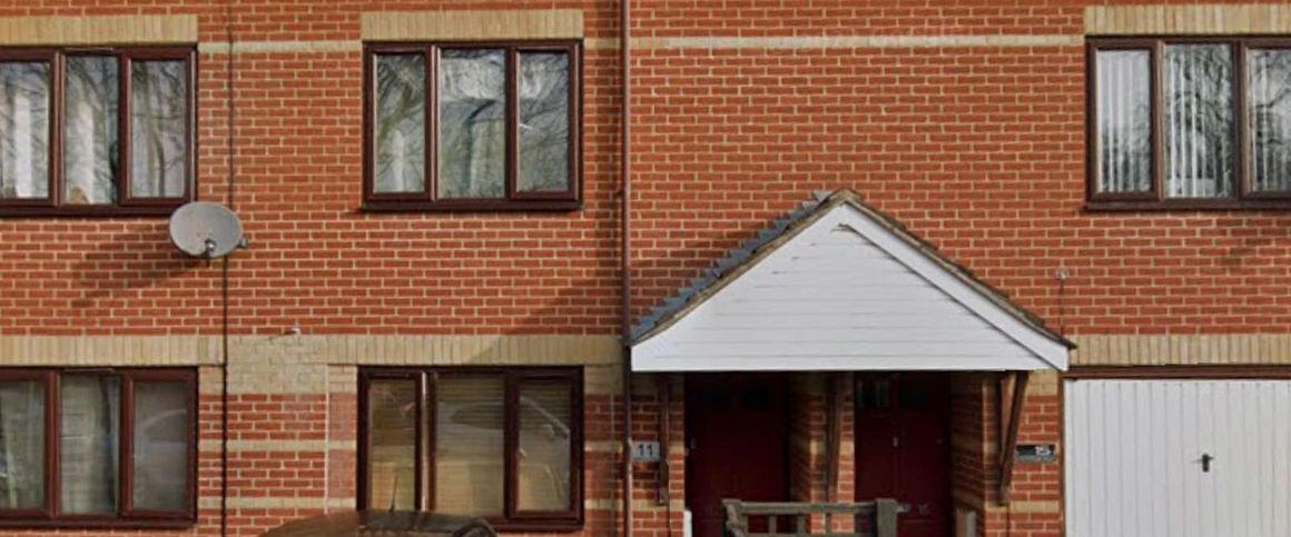 Quiet Professional House Middle Floor Back Bedroom - Photo 1