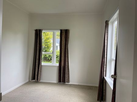 A Spacious large family home in Wainuiomata - Photo 2