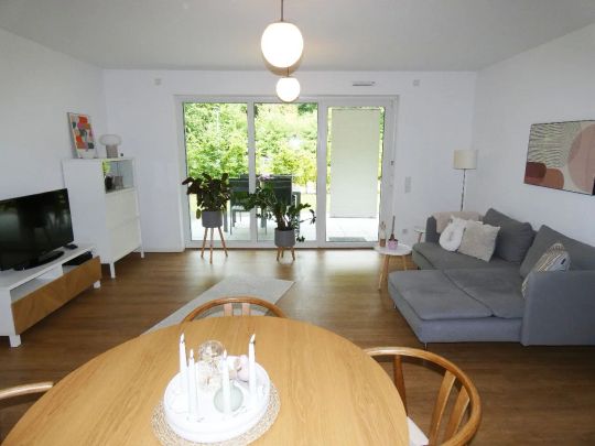 Gemütliche 2-Zimmer-Wohnung im Erdgeschoss mit Einbauküche und Terrasse - Photo 1