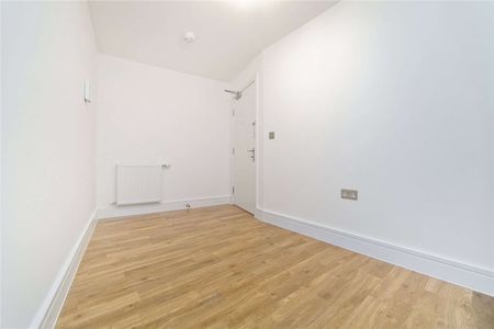 Immaculately kept, large one-bed apartment in a popular development. - Photo 2