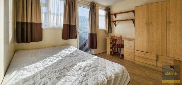 Room 3, Rosalind Close, Colchester - Photo 1