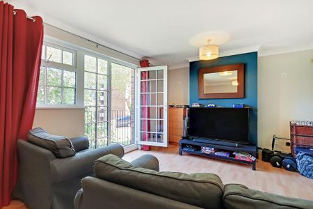 2 bedroom ground floor flat to rent - Photo 2