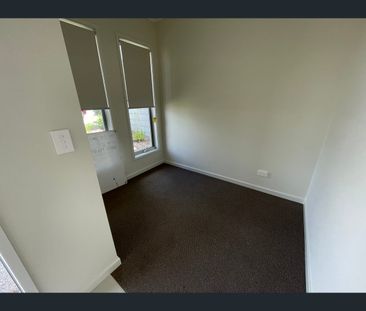 `3 Hamersley Ct, Spring Mountain, Qld 4300 - Photo 5