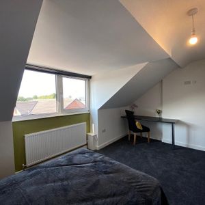 1 bedroom in a house share to rent - Photo 2