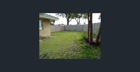 Overseas and locals all welcome. Large 4x1 house on l/up yard. new kitchen. polished floorboard. open living. has dining room and living room with a/ - Photo 5