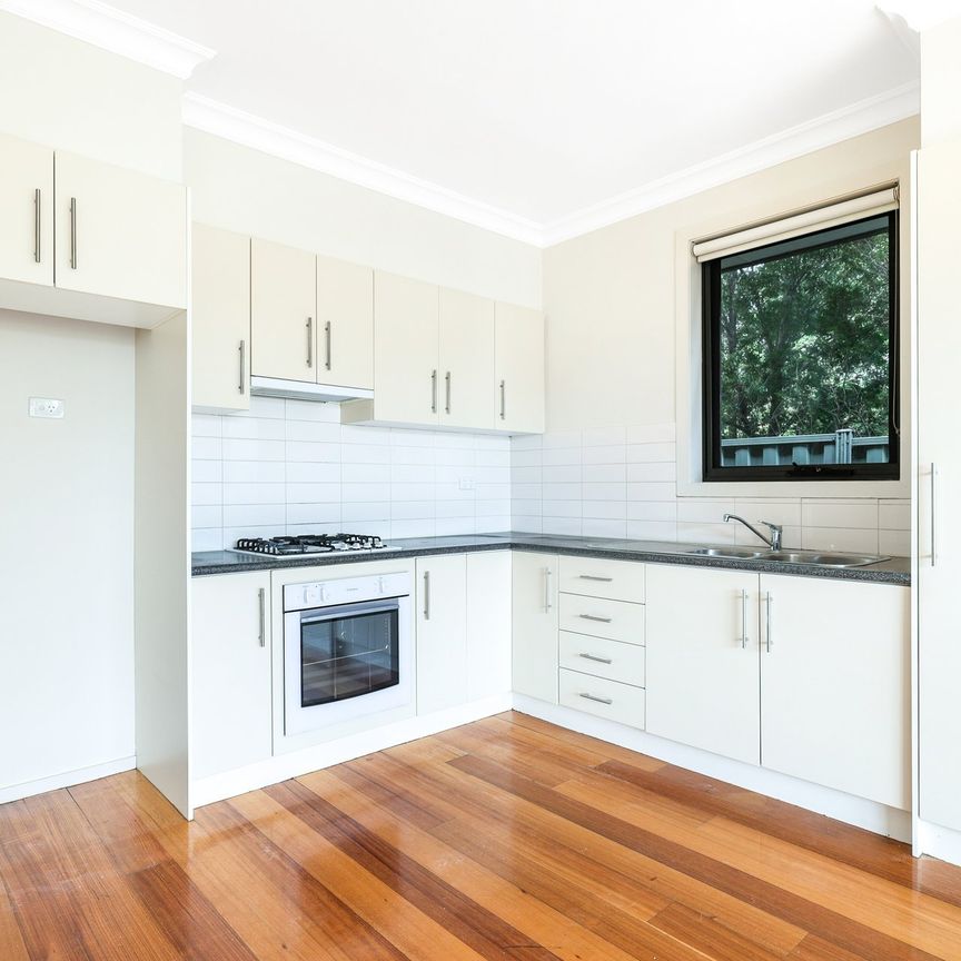 Great Location – Stylish Townhouse Living - Photo 1