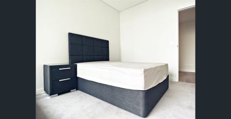 Luxury Furnished Generous 2 Bedroom Apartment with City View - Photo 3