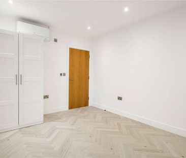 A newly refurbished second floor two bedroom flat with a separate s... - Photo 6