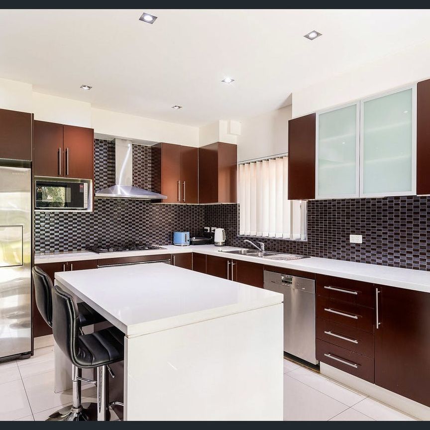 Well-Presented 4 Bedroom Duplex in a Prime Location - Photo 1