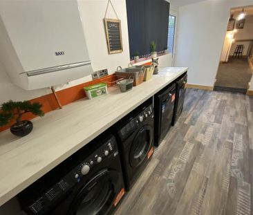1 bedroom in a house share to rent - Photo 2