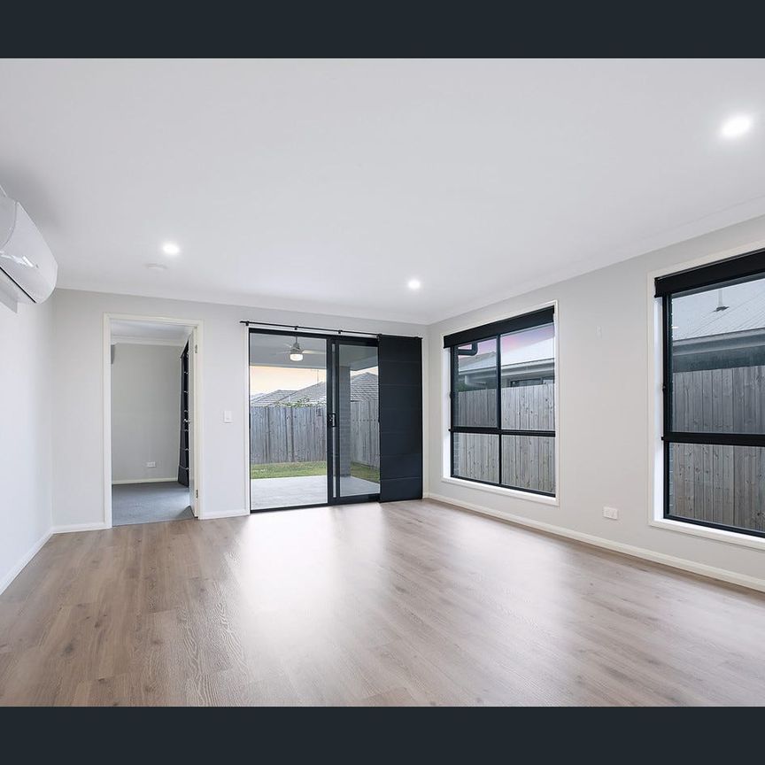 Modern 3 bedroom home with multiple living spaces in fantastic location! - Photo 1