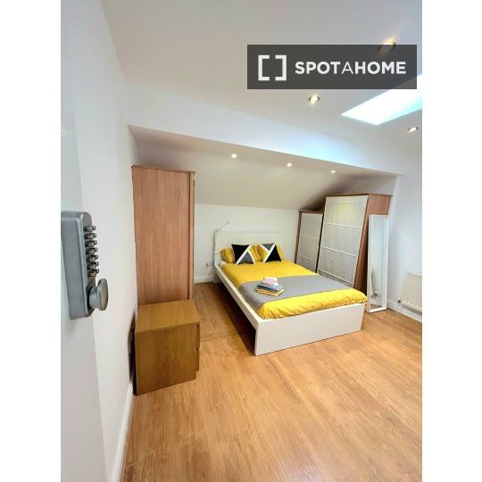 Spacious room in shared apartment in Portersfield, Dublin - Photo 1