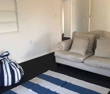 Large private 4 bed 2 bathroom family home - Photo 1