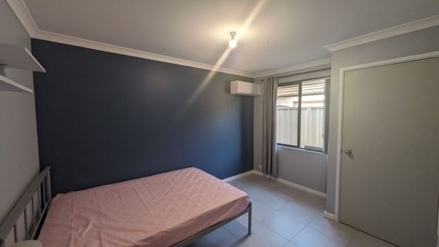 LARGE, SPACIOUS ROOM WITH AIR CONDITIONING in a QUAINT and QUIET NEIGHBOURHOOD!!! - Photo 1